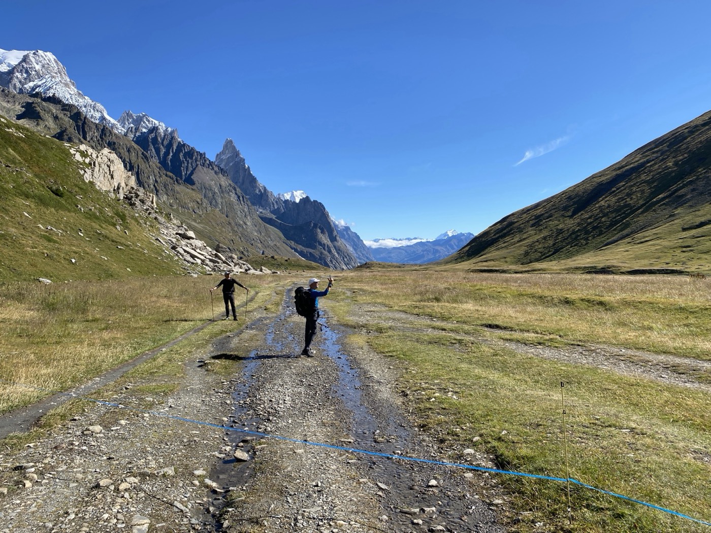 Wanderweg durch ein weites Hochtal unterhalb der Gletscher